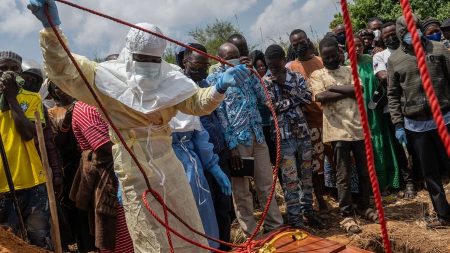 Anders als es die Tradition will, können Angehörige verstorbener Ebola-Patienten nicht am offenen Sarg Abschied nehmen. (Archivb