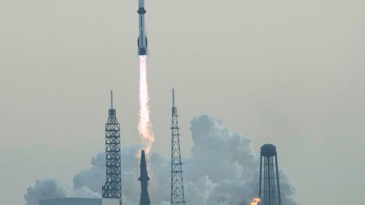 Vor dem Start einer New Glenn Rakete gab es eine Explosion. (Archivbild) Foto: John Raoux/AP/dpa