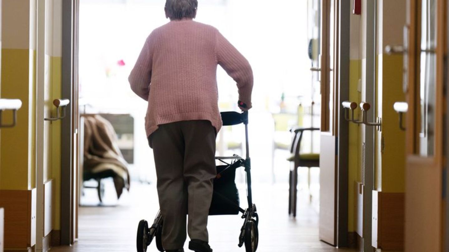 Hohe Eigenanteile bei Pflegekosten: Die Pflegeversicherung deckt nicht alle Kosten, wodurch Pflegebedürftige oft erhebliche fina