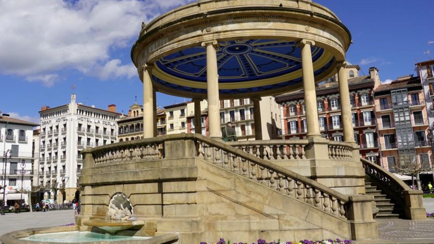 Plaza del Castillo - Hauptplatz von Pamplona: Im „Gran Hotel La Perla“ (links im Hintergrund) soll Hemingway übernachtet haben.