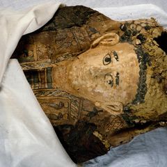 Die Mumie eines Kindes mit bemalter Maske aus dem Tal der Goldenen Mumien in Giz