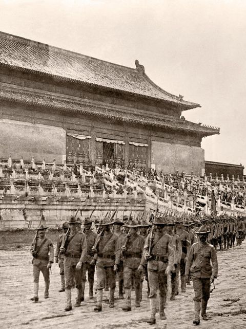 Multinationale Truppen – darunter Briten, Franzosen, Deutsche und, wie hier, Amerikaner – schlagen den Boxeraufstand in China nieder