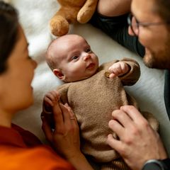 Baby schaut auf seinen Vater