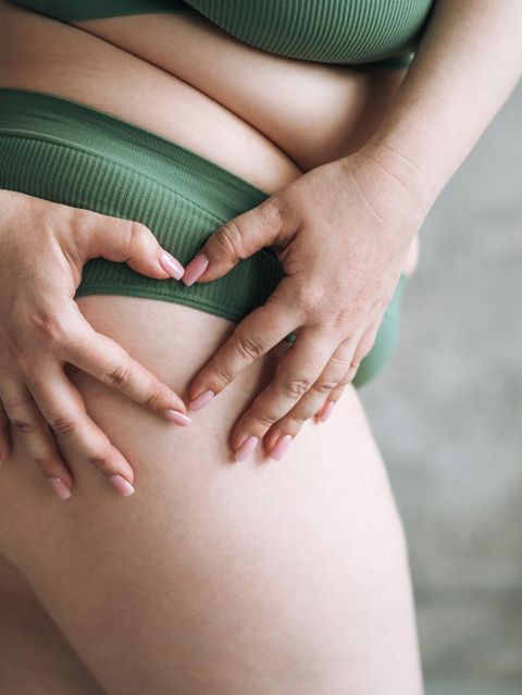 Nahaufnahme eines Frauenkörpers in Leibwäsche