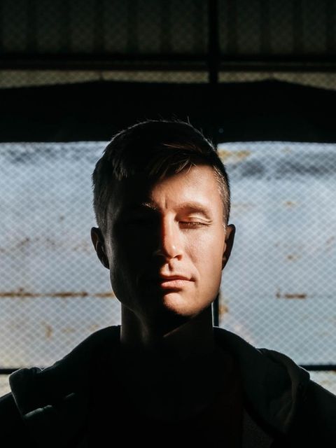 Ein Mann mit geschlossenen Augen in meditativer Pose