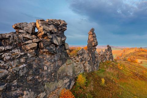 Die Teufelsmauer am Nordrand des Harzes entstand durch tektonische Kräfte, die 80 Millionen Jahre alte Meeressedimente aufrecht stellten