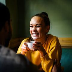 Freundschaften bei denen bei gelegentlichen Treffen die Ereignisse der letzten Wochen für den anderen zusammengefasst werden, werden derzeit stark kritisiert