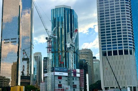 Baustelle mit Kränen im Zentrum von Brisbane