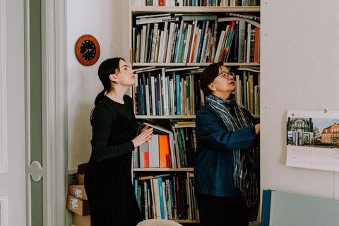 Miro Zahra und die jüngere Daria Gabruk vor einem Bücherregal