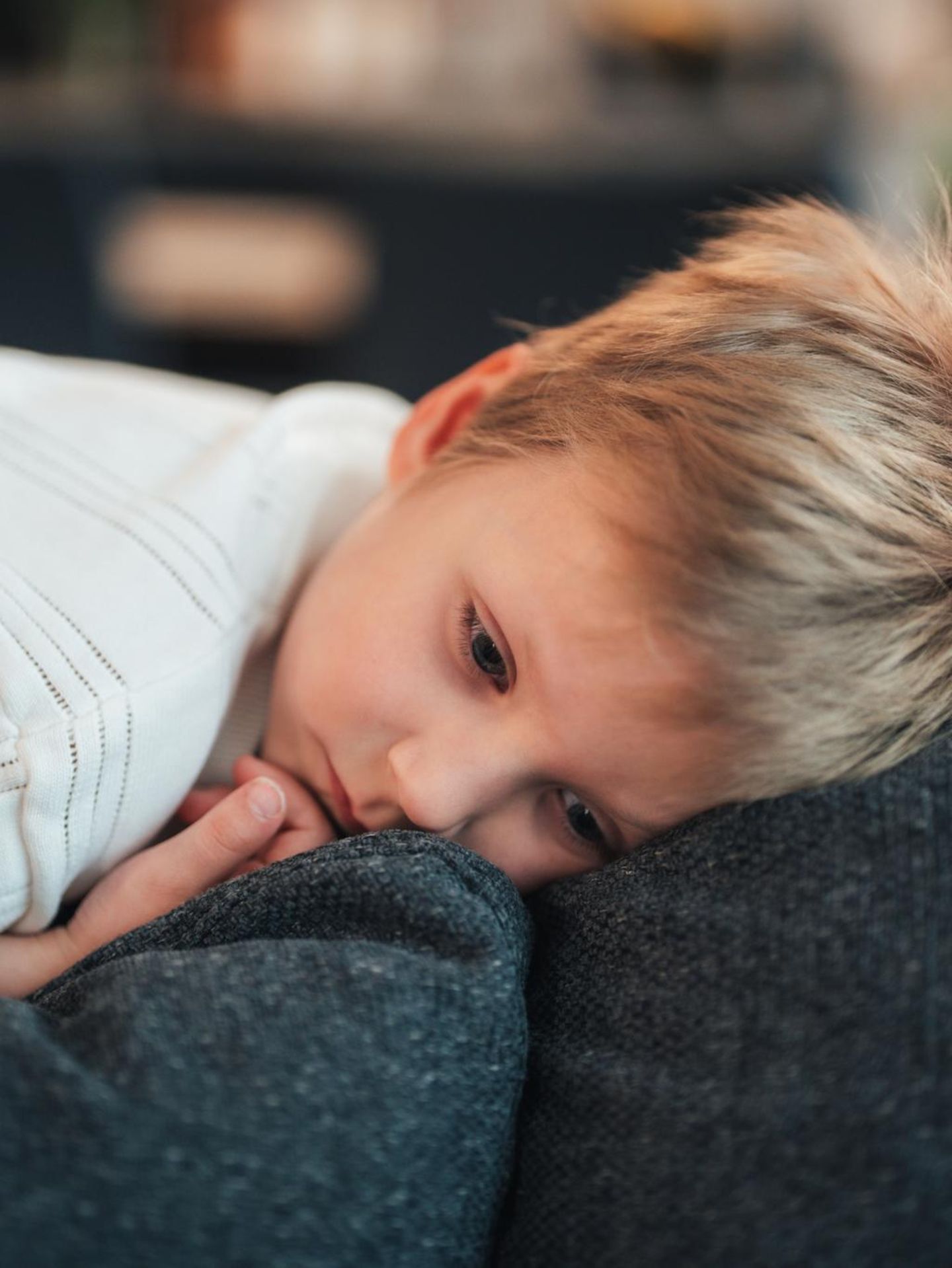 Trauriger Junge liegt auf dem Sofa