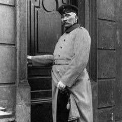 Wilhelm Voigt steht als &amp;quot;Hauptmann von Köpenick&amp;quot; in preußischer Unifor