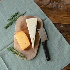 Gouda (l) und Parmesan gehören zu den Käsesorten, die für Laktoseintolerante mei