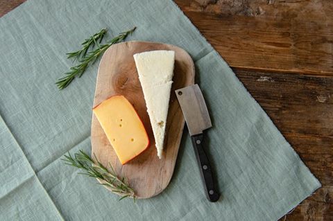 Gouda (l) und Parmesan gehören zu den Käsesorten, die für Laktoseintolerante mei