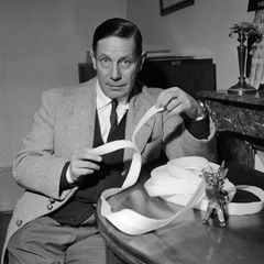 Der Schweizer Georges de Mestral zeigt im Februar 1959 in Nyon seine Erfindung, 