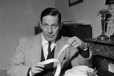 Der Schweizer Georges de Mestral zeigt im Februar 1959 in Nyon seine Erfindung, 